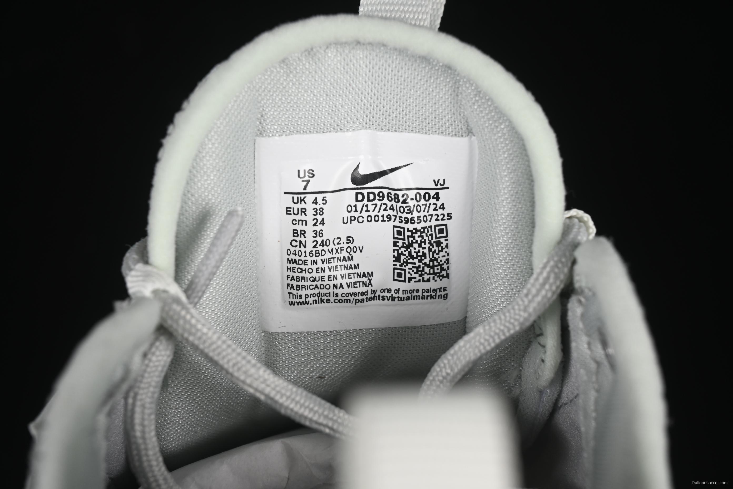 Nike TC 7900 Retro Chunky Sneakers with Reflective Swoosh and Cushioned Sole - DD9682-004