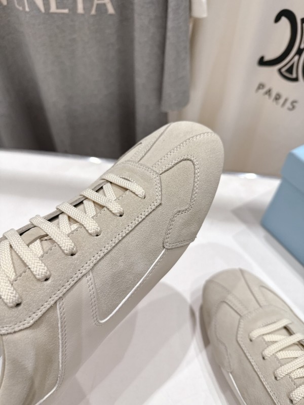 2025 Unisex Bottega Veneta White Leather Sneakers