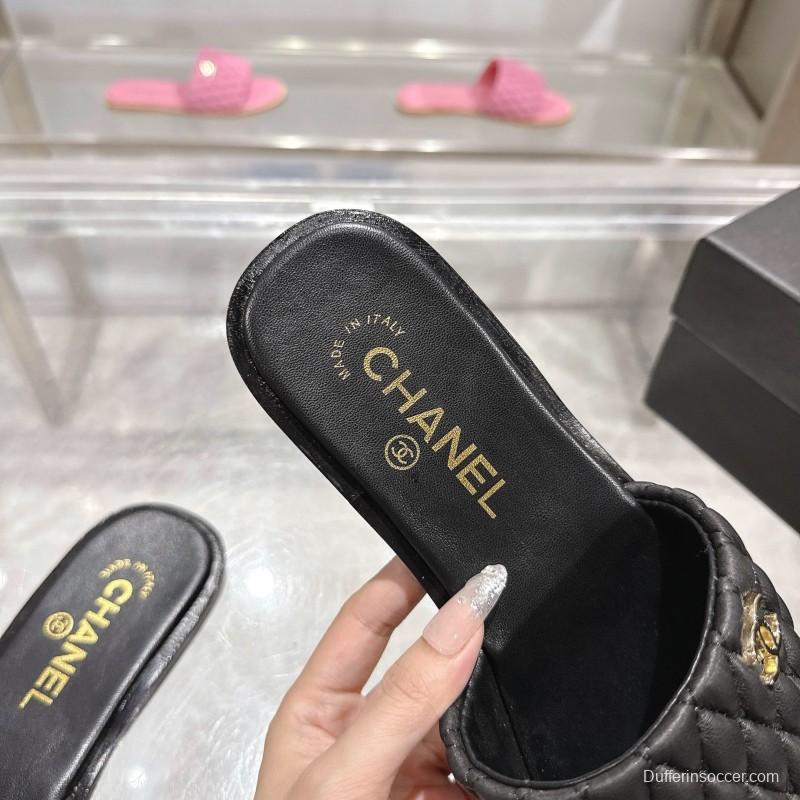 2025 Slippers Chanel Black Quilted Leather Slippers