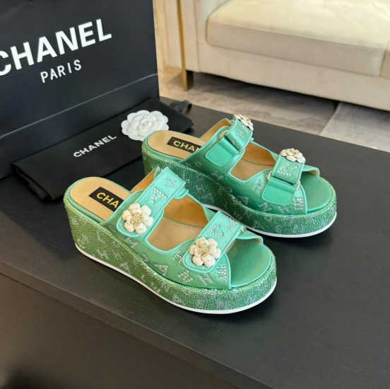 2025 Slippers Chanel Green Leather Platform Floral LY00330