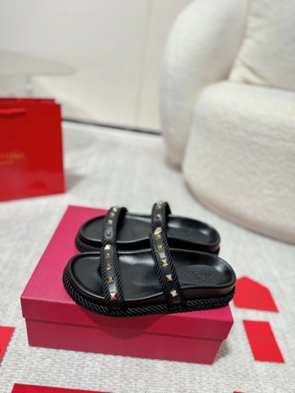 2025 Women Valentino Black Leather Slippers Studded LY00250