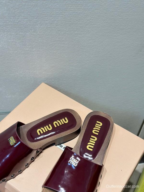 2025 Women Miu Miu Burgundy Patent Leather Slippers KFY00230