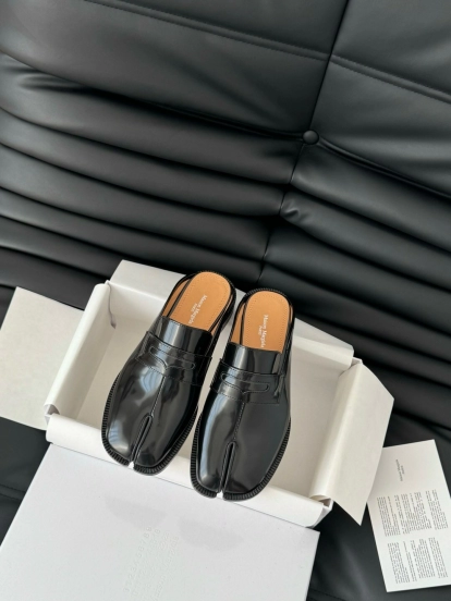 2025 Women MM6 Black Leather Tabi Loafers