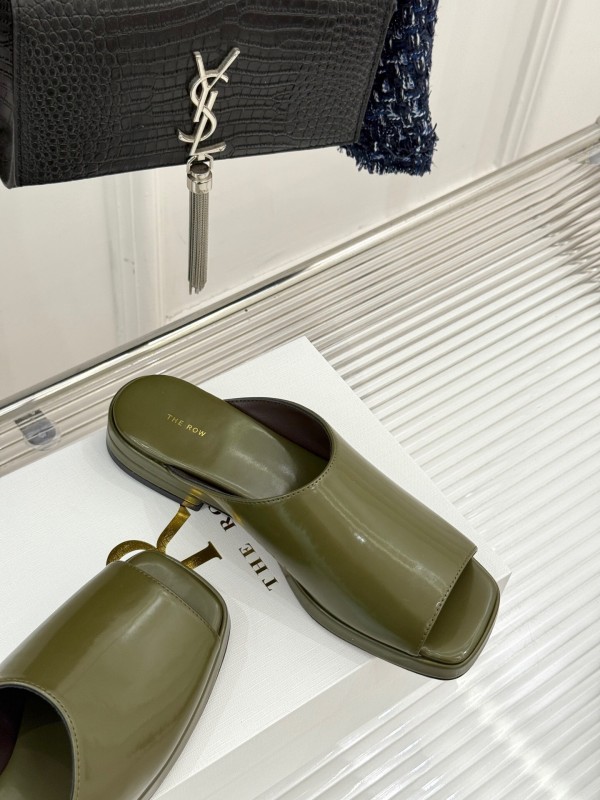 The Row 2025/SS Platform Slides - KFY00280